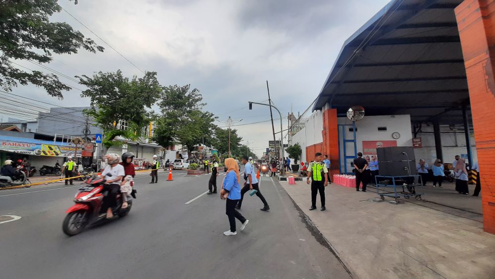 WAJIB DITAATI: Sejumlah buruh dari salah satu perusahaan di Jalan Pahlawan, Kota Mojokerto, saat pulang jam kerja.