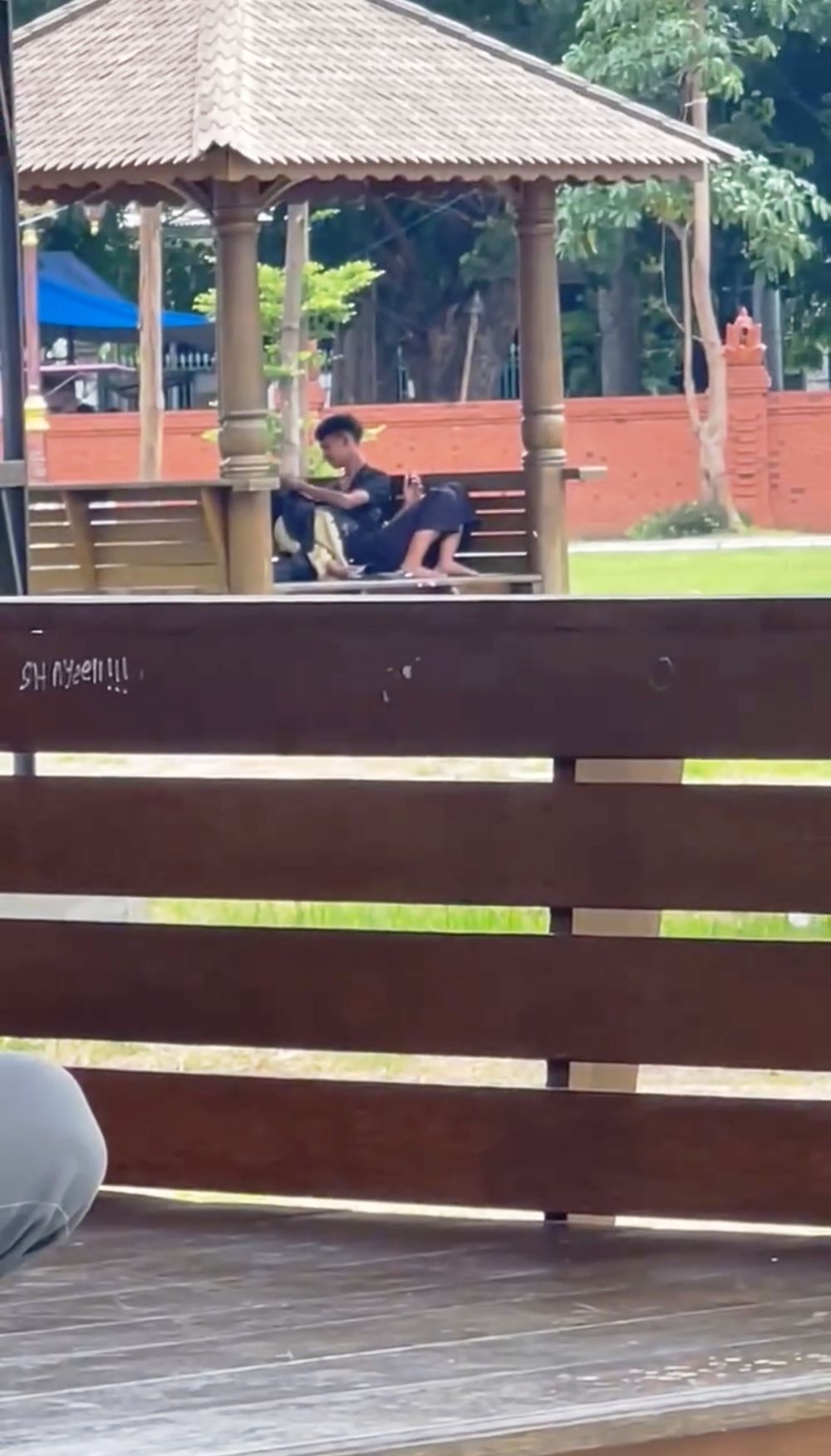 TAK PANTAS: Sepasang muda-mudi terekam kamera sedang bermesraan di gazebo RTH Sooko, Desa Japan, Kecamatan Sooko.