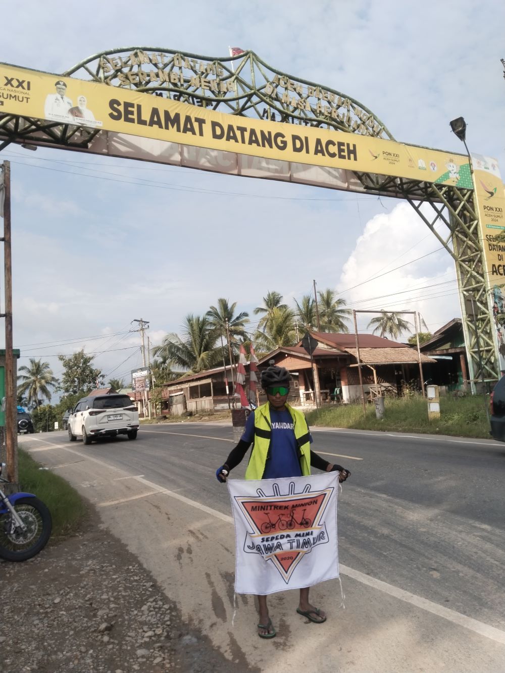 PROVINSI PALING BARAT: Zainuri pegowes Tour de Campaign &rsquo;&rsquo;Kembali Baca Koran&rsquo;&rsquo; di pintu selamat datang Provinsi Aceh, kemarin.