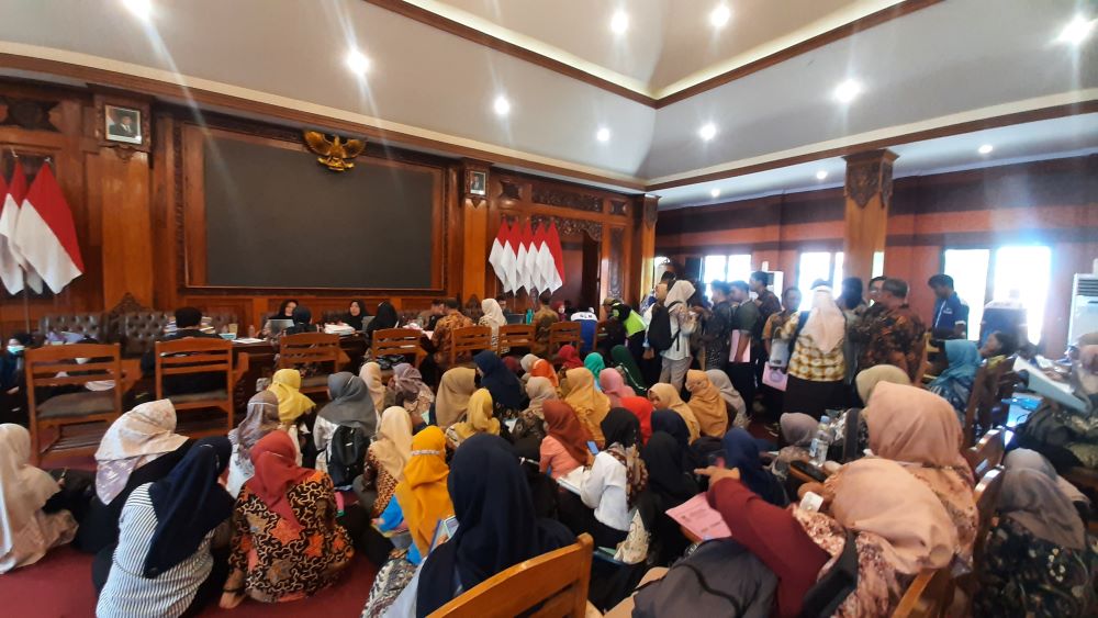 MEMBELUDAK: Para tenaga honorer memadati ruang Sabha Mandala Madya di Balai Kota Mojokerto untuk tahap evaluasi pendaftaran pegawai non-ASN, Jumat (3/1).