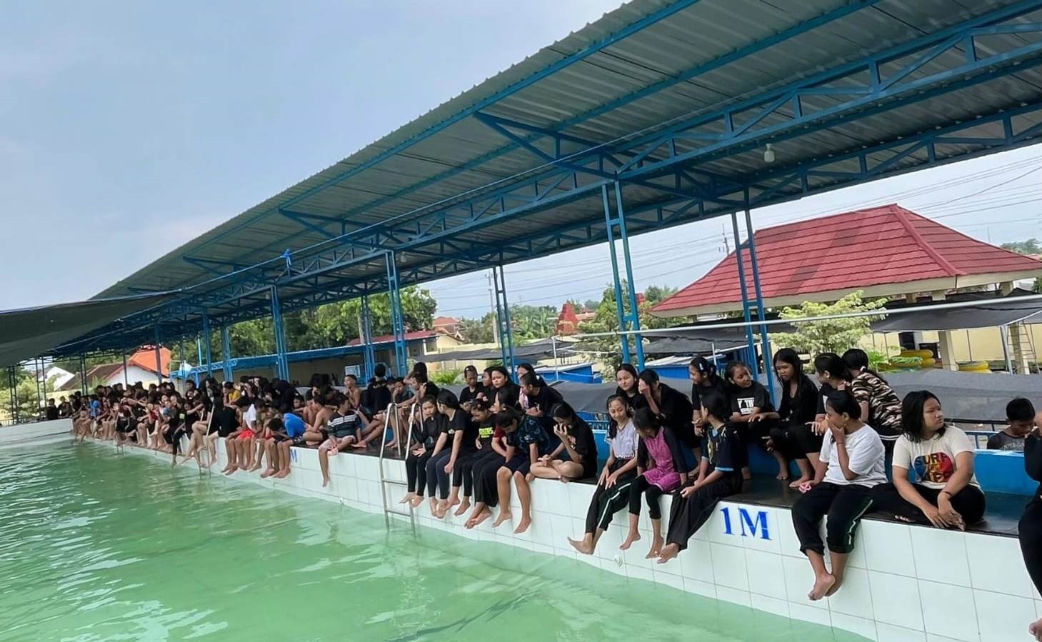 JUJUKAN WISATAWAN: Pengunjung menikmati wahana air di Waterpark Long Storage Kalimati di Desa Kwatu, Kecamatan Mojoanyar, Kabupaten Mojokerto.