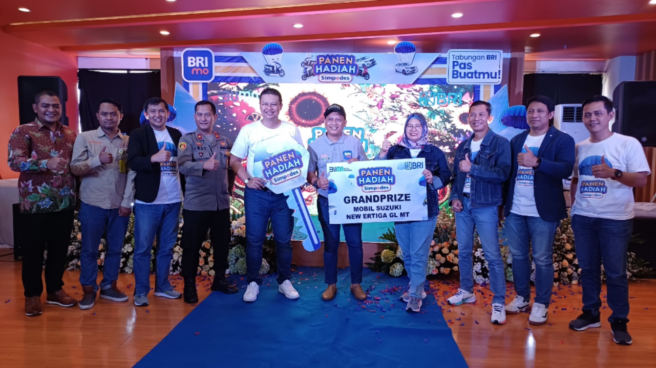 SIMBOLIS: Kabag Mikro RO Surabaya, Firiany Dewi Zairina menyerahkan secara simbolis kepada Banjar Guritno, Kepala Unit BRI Jatirejo dan didampingi Ryan Kosasih Raharja, Pemimpin BRI Cabang Mojokerto.