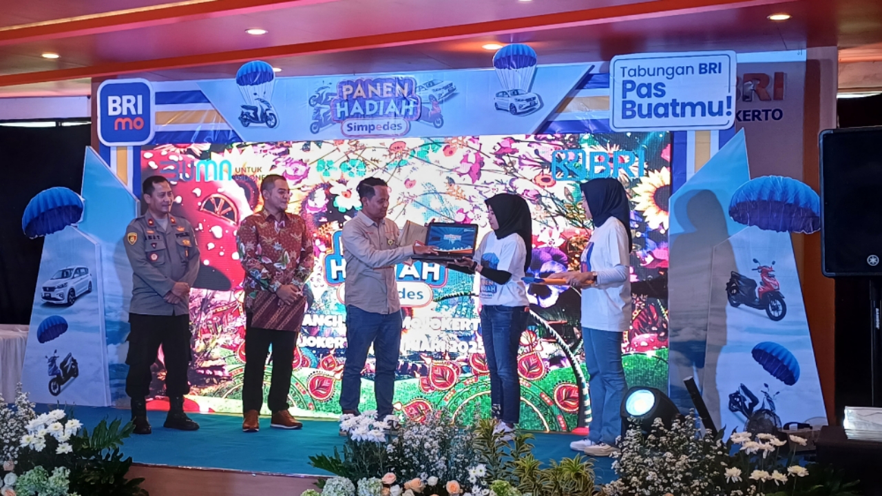 KETAT:Gema Bismantaka, S.H, M.Kn Notaris buka segel laptop untuk pengundian Panen Hadiah Simpedes Semester I 2024.