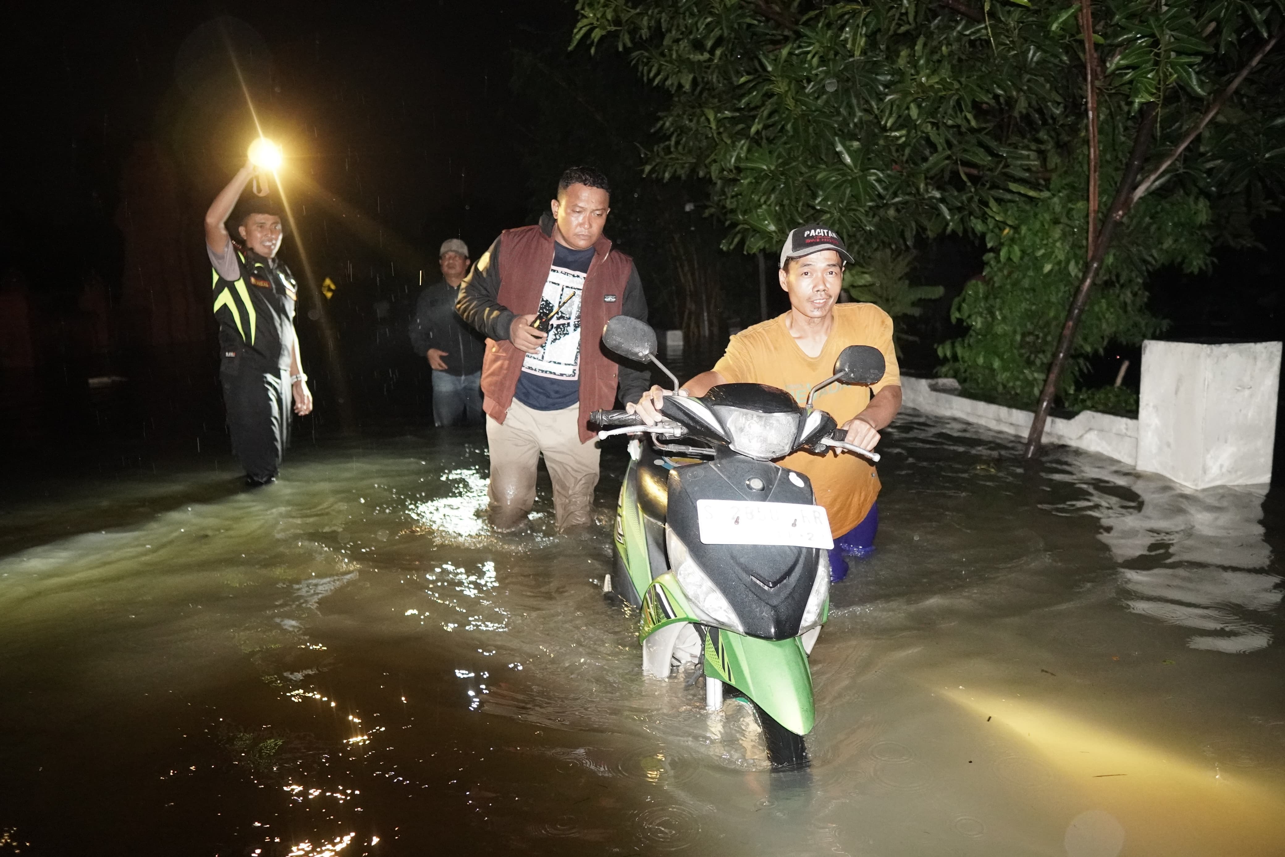 POTENSI BENCANA: Warga dibantu petugas mengevakuasi kendaraan saat banjir melanda Desa Tempuran, Kecamatan Sooko, beberapa waktu lalu.