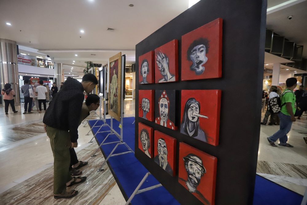 SEMANGAT BUDAYA: Kepala Dikbud Kota Mojokerto Ruby Hartoyo didampingi Direktur Jawa Pos Radar Mojokerto M. Nur Kholis menilik karya 20 pelukis dari berbagai daerah di pameran Sungging Adi Linuwih.