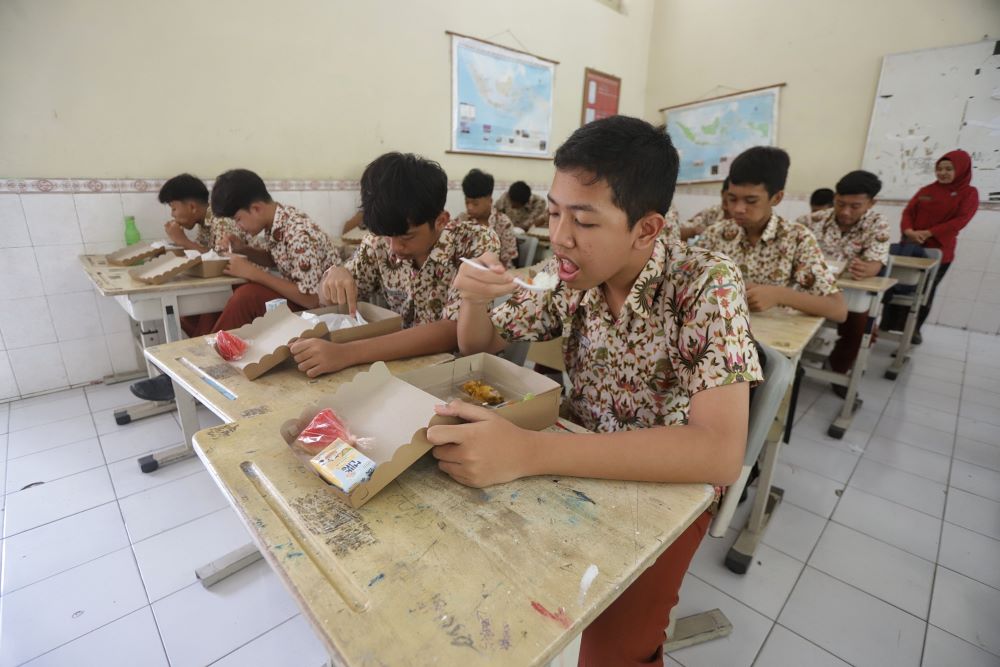 MENU SEHAT: Peserta didik SMPN 2 Mojokerto mengkonsumsi makanan bergizi gratis pada tahap uji coba pelaksanaan oleh Pemkot Mojokerto pada November 2024 lalu.