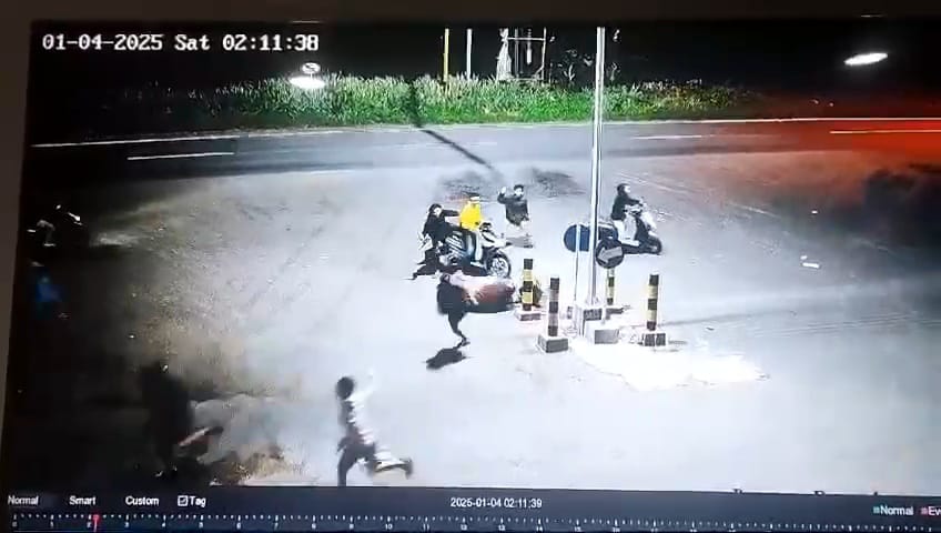 DETIK-DETIK AKSI: Rekaman CCTV menunjukkan aksi begal di Jalan Raya Desa Mlirip, Kecamatan Jetis, Kabupaten Mojokerto, Sabtu (4/1) dini hari.