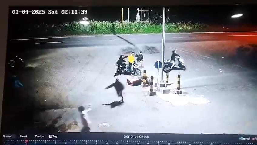DETIK-DETIK AKSI: Rekaman CCTV menunjukkan aksi begal di Jalan Raya Desa Mlirip, Kecamatan Jetis, Kabupaten Mojokerto, Sabtu (4/1) dini hari.