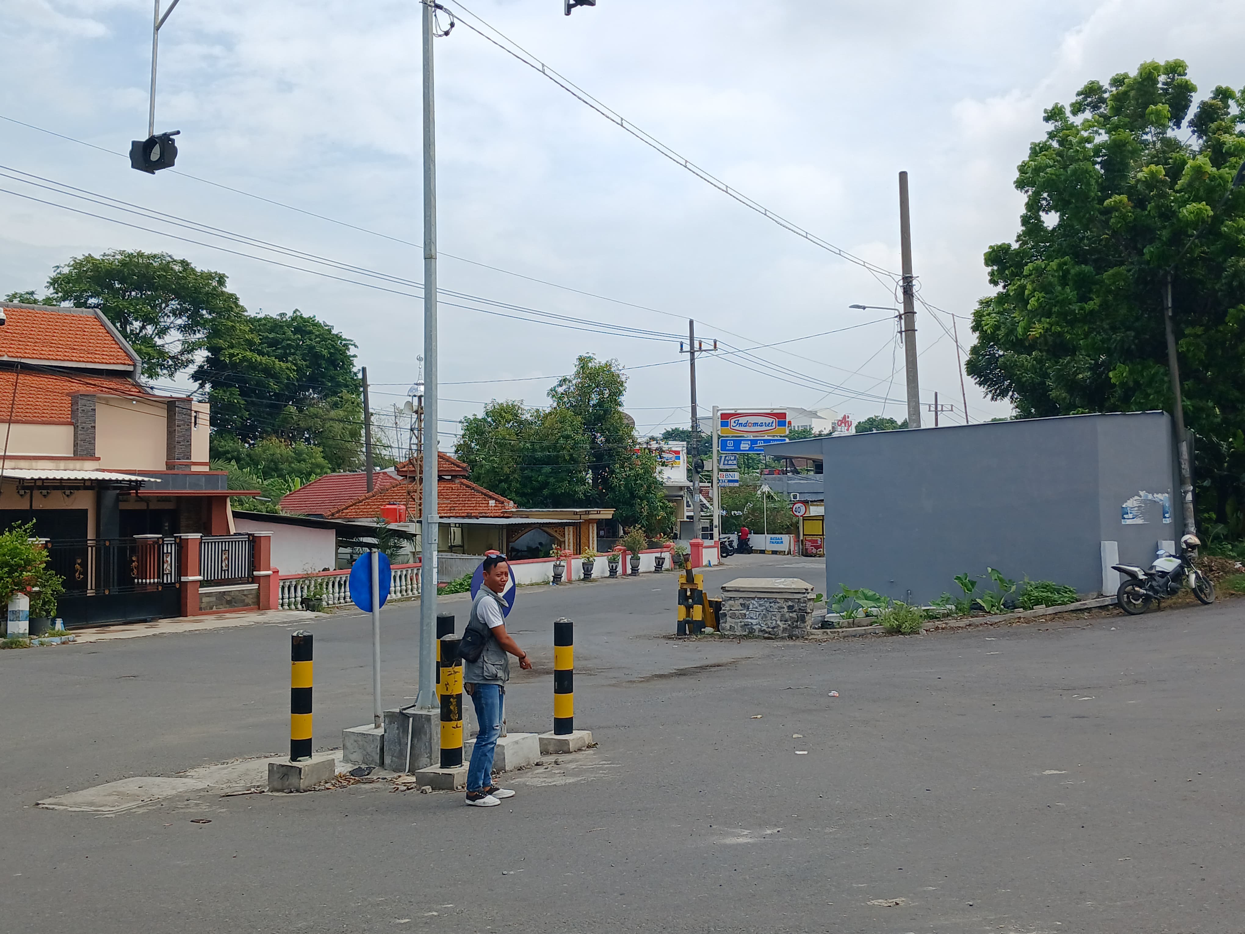 TKP: Suasana lokasi aksi begal di Jalan Raya Desa Mlirip, Kecamatan Jetis, Kabupaten Mojokerto, Minggu (5/1).