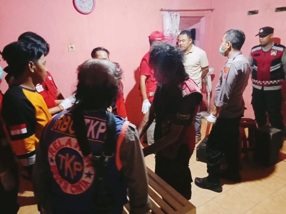 NAHAS: Petugas mengevakuasi jasad korban bunuh diri di Kecamatan Trowulan, Kabupaten Mojokerto, Sabtu (4/1).