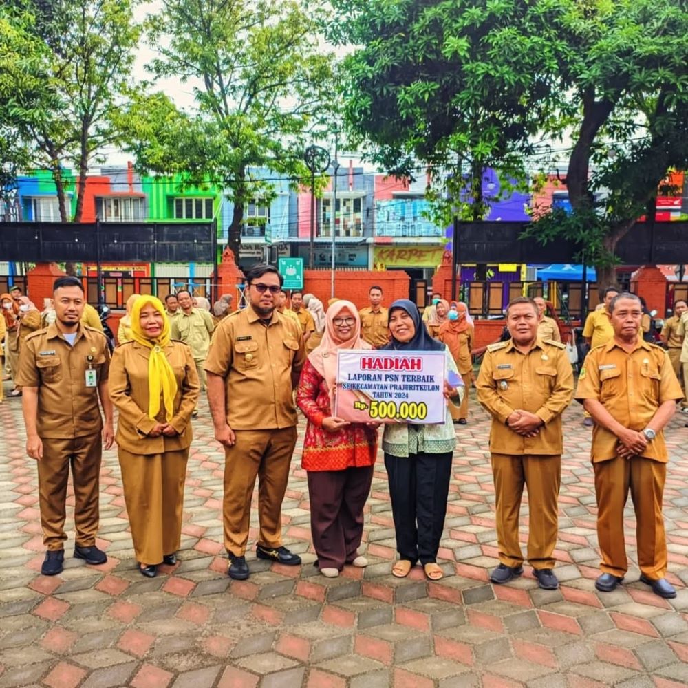 TERIMA REWARD: Camat Prajurit Kulon Riaji didampingi Lurah M. Masqirom Masychur Wachid bersama kader PSN penerima reward.