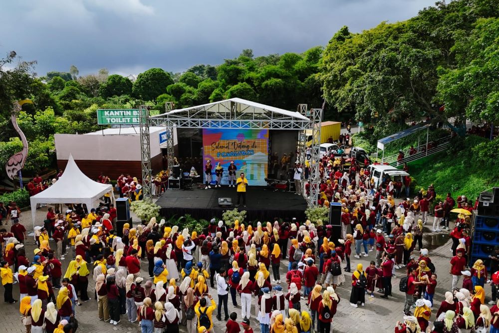 REFRESHING: Para karyawan PT SAI bersama keluarga menyaksikan pembukaan acara Family Gathering 2025 di Jatim Park 2, Kota Batu, kemarin (6/1).