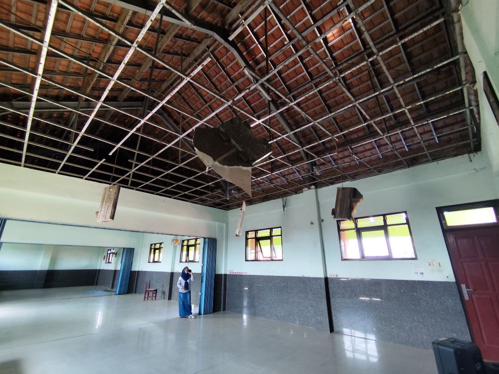 RAWAN: Kondisi atap ruang aula SDN Canggu yang jebol sebelum difungsikan menjadi ruang kelas pada tahun ajaran baru mendatang.