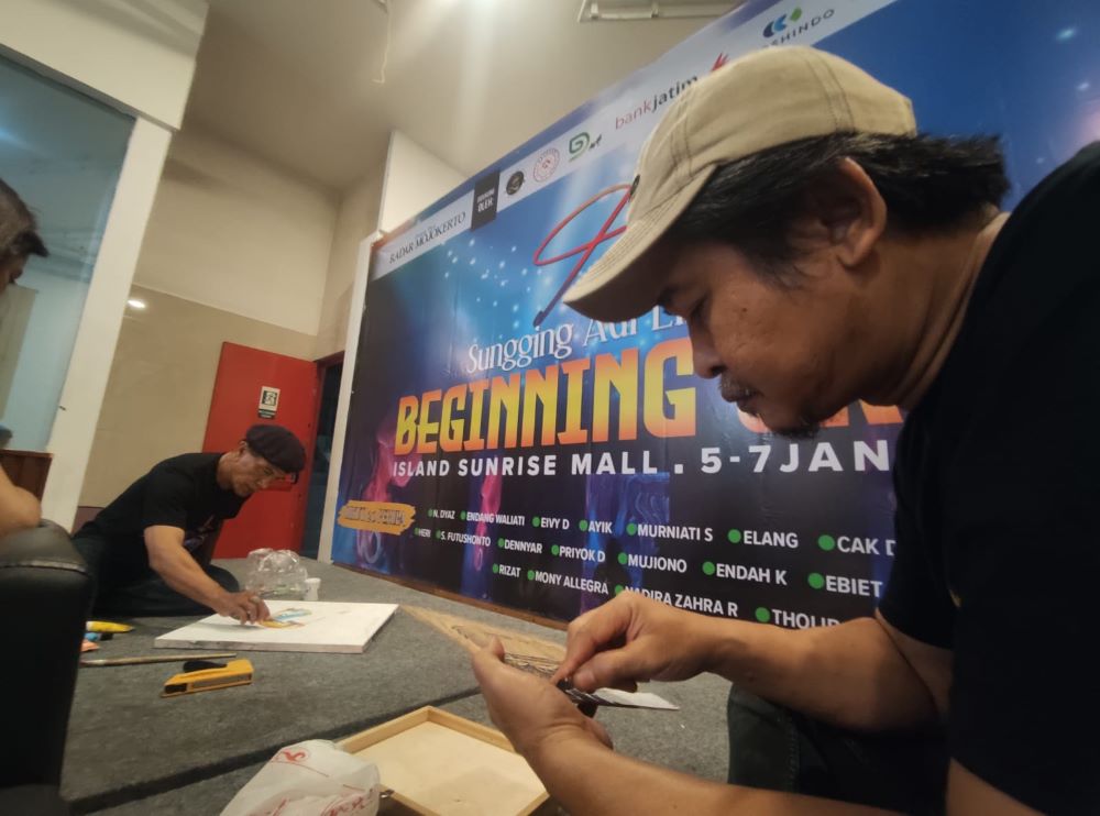 SEDOT ANIMO: Pengunjung pameran DAL #10 menjajal melukis on the spot didampingi para perupa di Sunrise Mall Mojokerto, kemarin (6/1).
