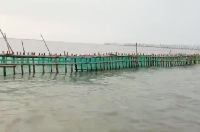 Pagar Misterius Sepanjang 30,16 Kilometer Terpasang di Laut Tangerang, Siapa yang Pasang?