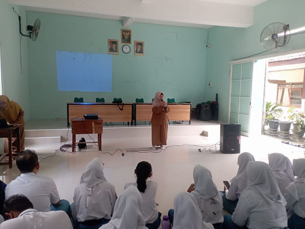 SOSIALISASI: Guru BK SMA Negeri 1 Mojokerto memberikan arahan dan informasi terkait pendaftaran SNPMB pada siswa, Senin (6/1).