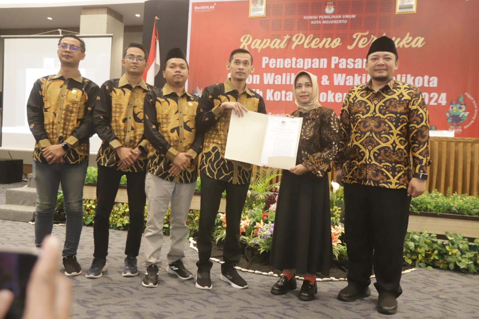 TERPILIH: Ning Ita-Cak Sandi menerima SK penetapan dari KPU Kota dalam rapat pleno terbuka penetapan paslon terpilih digelar KPU Kota Mojokerto di Hotel Ayola Sunrise, Kamis (9/1).