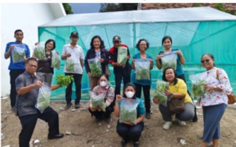 PANEN SAYURAN: Pemuda GKJW Mojokerto menunjukkan hasil panenan budidaya hidroponik.