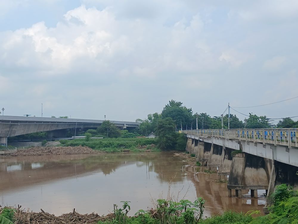 AKSES VITAL: Kondisi Jembatan Pagerluyung di Desa/Kecamatan Gedeg yang masih ditutup setelah sampahnya dibersihkan.