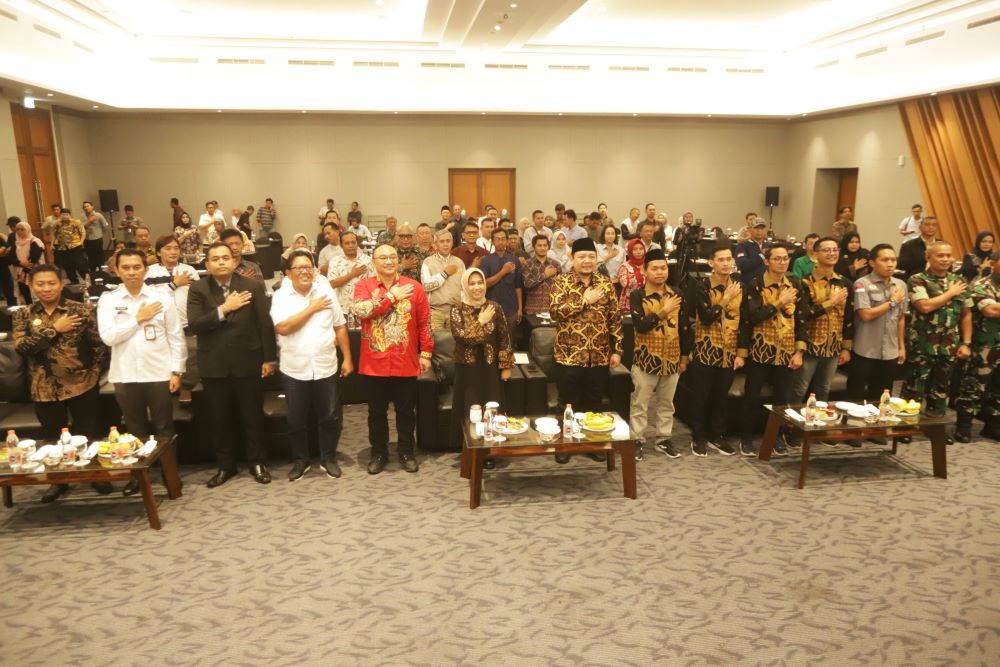 PEMENANG: Komisioner KPU Kota Mojokerto menyerahkan salinan surat keputusan paslon terpilih kepada Ning Ita dan Cak Sandi di Hotel Ayola Sunrise Mojokerto, kemarin (9/1).