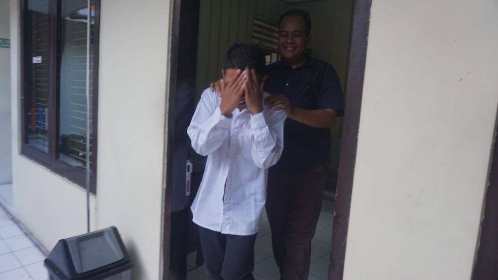 MENYIMPANG: Hasan Mubaroq dikeler petugas Kejaksaan Negeri Kota Mojokerto saat setelah menjalani sidang tuntutan di Pengadilan Negeri Mojokerto, Rabu (8/1).