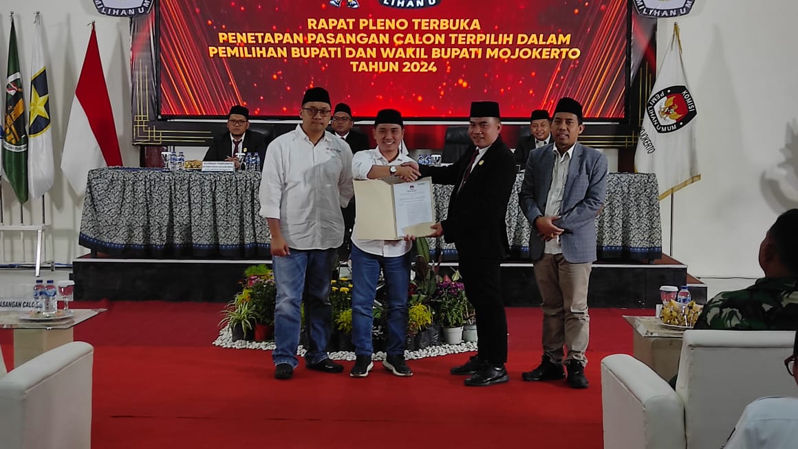 PEMENANG: Paslon Muhammad Albarraa-M. Rizal Octavian menyampaikan pidato usai ditetapkan sebagai paslon terpilih Pilkada 2024 oleh KPU, Kamis (9/1).