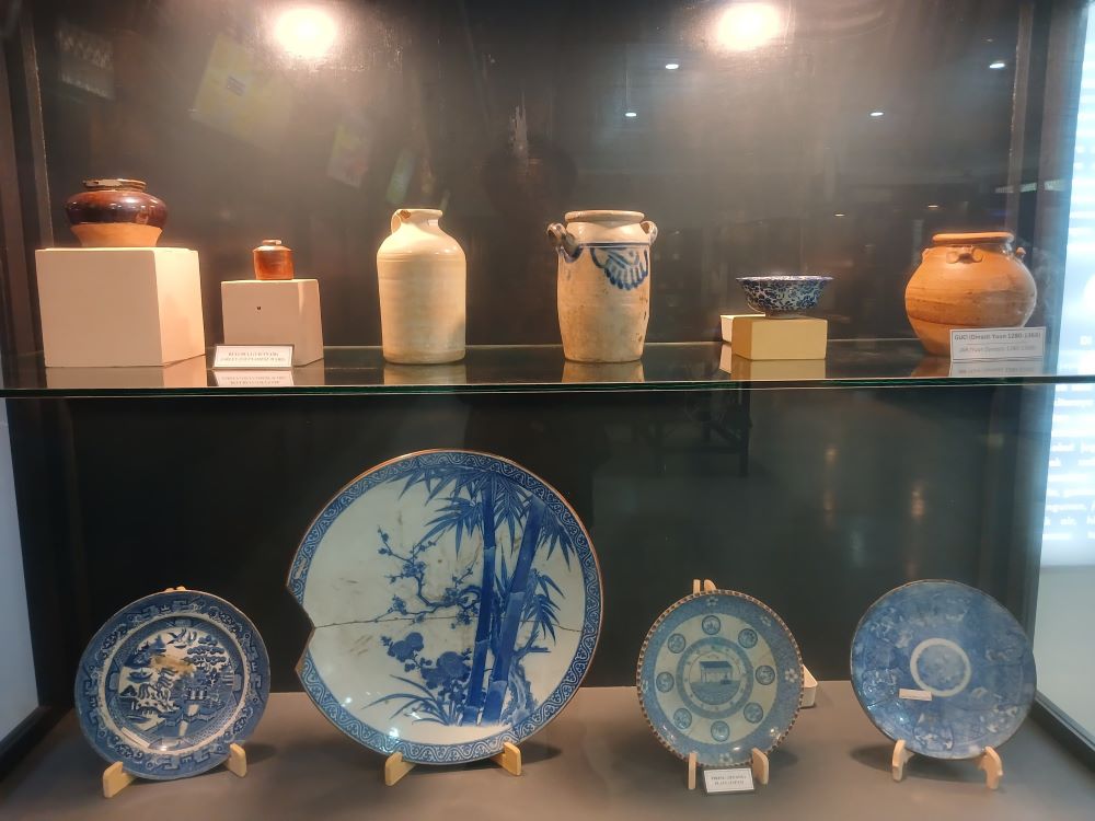 HASIL IMPOR: Barang-barang keramik koleksi Museum PIM dari masa Majapahit yang merupakan hasil impor dari Tiongkok.