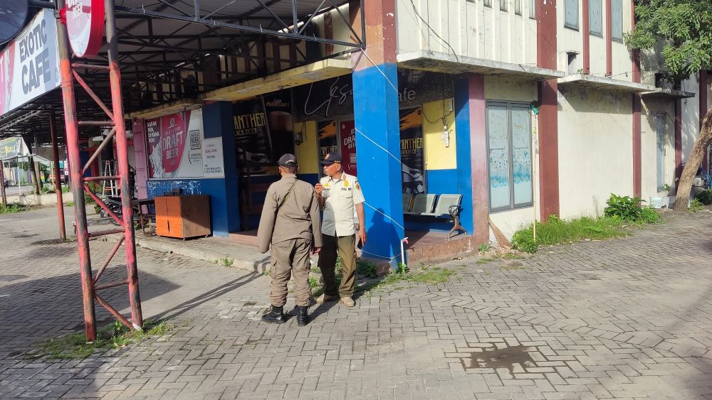 DIPANTAU: Petugas Satpol PP Kabupaten Mojokerto saat mendatangi rumah karaoke di Bypass, Desa Jabon, Kecamatan Mojoanyar, Rabu (8/1).
