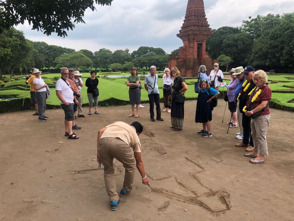 KAGUM: Ratusan turis asing dari berbagai negara kembali mengunjungi destinasi wisata sejarah peninggalan Kerajaan Majapahit di Kecamtan Trowulan tahun lalu.