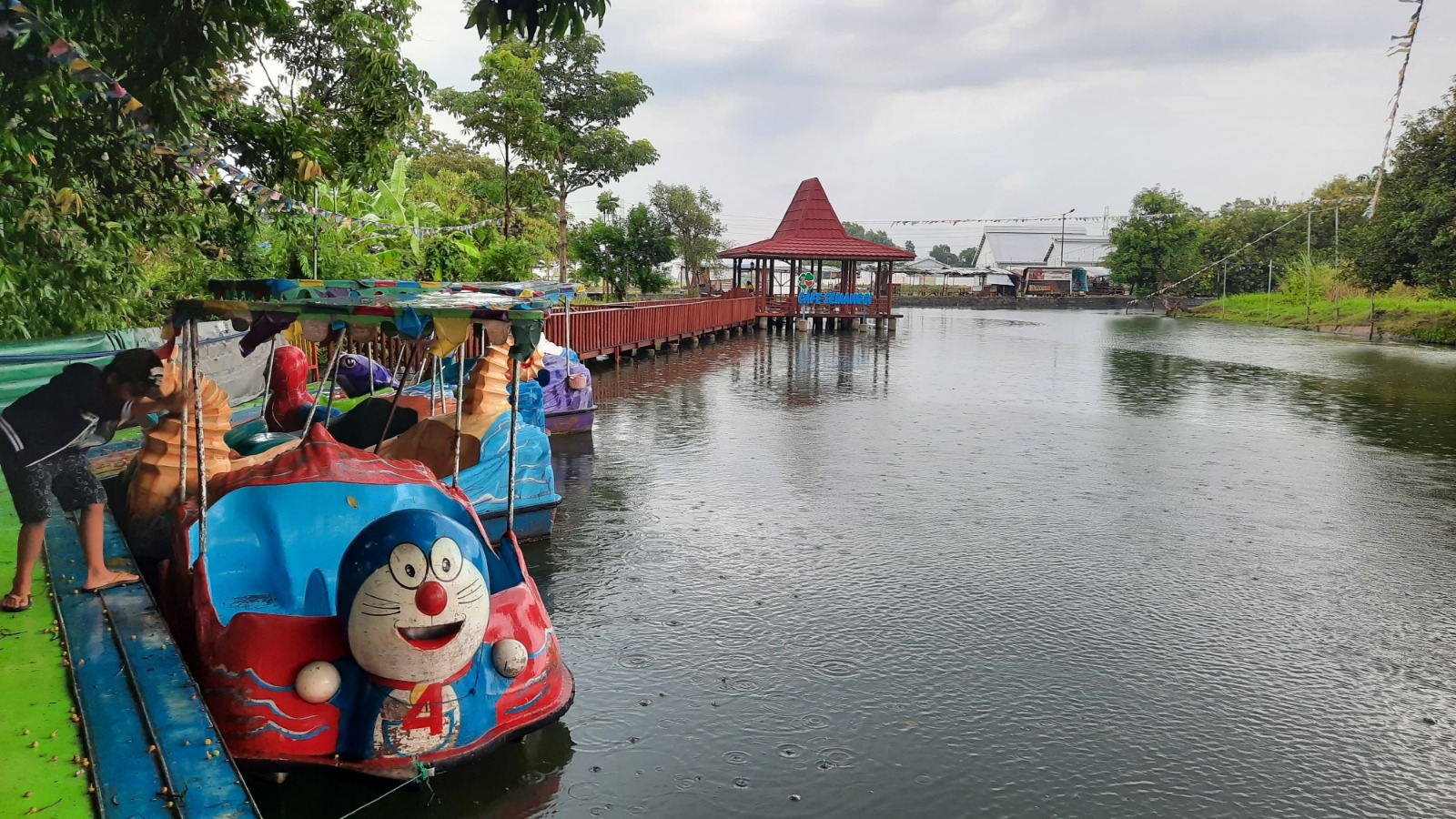 DESA WISATA: Wahana perahu air di wisata Sumber Dhuwur.