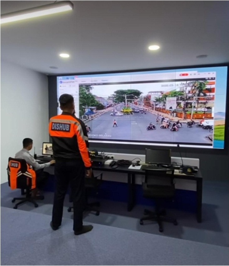 DIPANTAU: Petugas memantau sejumlah ruas jalan melalui ruang ATCS Pasopati milik DPRKP2 Kabupaten Mojokerto.