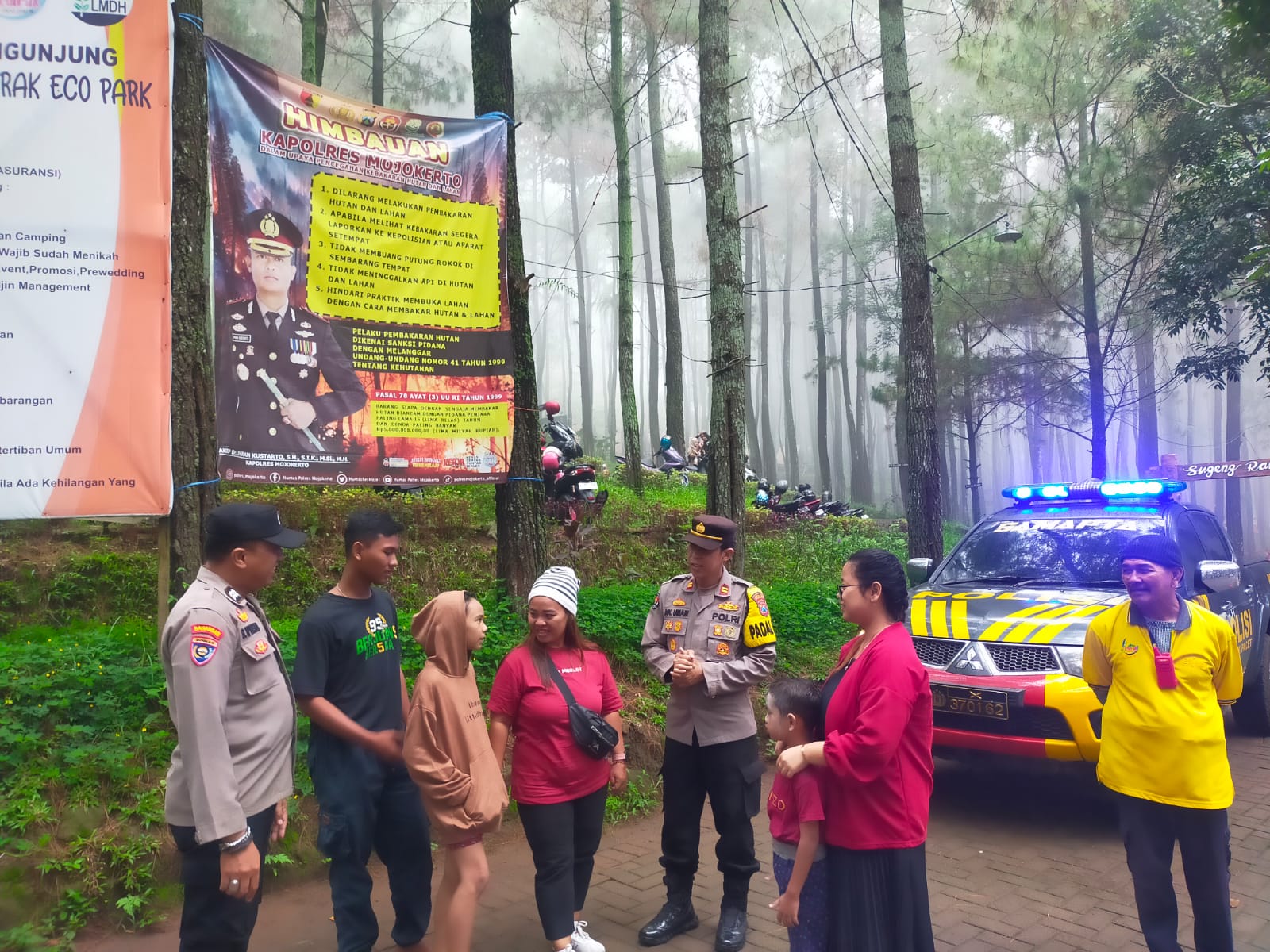 ANTISIPASI: Petugas Polsek Pacet mengimbau para pelancong agar mewaspadai dampak cuaca ekstrem selama berwisata di kawasan Pacet dan sekitarnya.