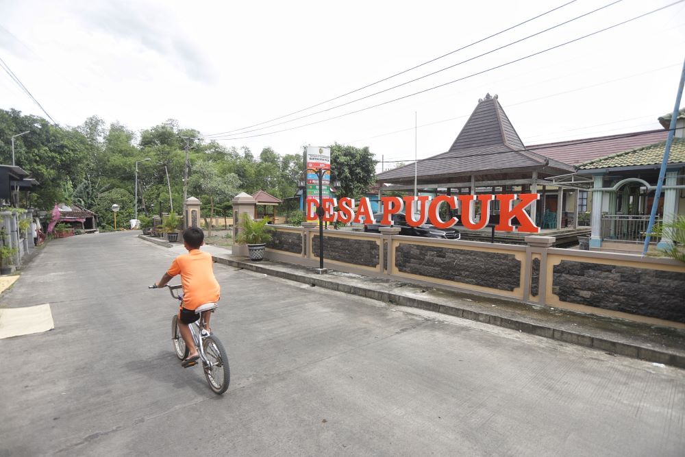 PENUHI KEBUTUHAN: Gedung BUMDes Pucuk, Kecamatan Dawarblandong yang berada di tepat sebelah balai desa.