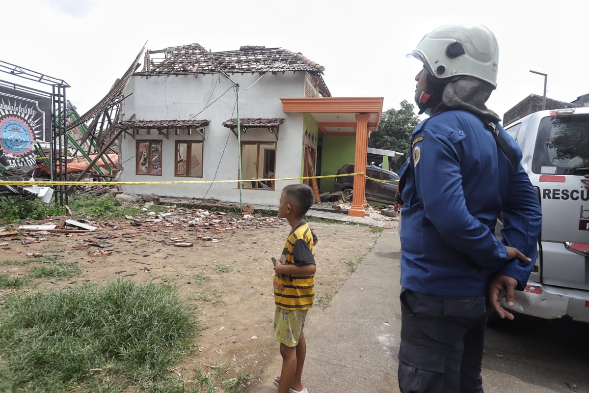 LULUH LANTAK: Kondisi rumah usai terkena ledakan. Petugas PMK juga mendatangi lokasi kejadian.