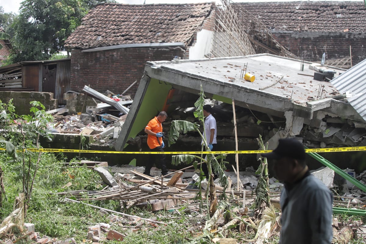 AMBRUK: Kondisi bangunan rumah bagian belakang tampak ambruk usai ledakan terjadi di rumah warga Desa Sumolawang, Kecamatan Puri, Kabupaten Mojokerto, Senin (13/1/2024).