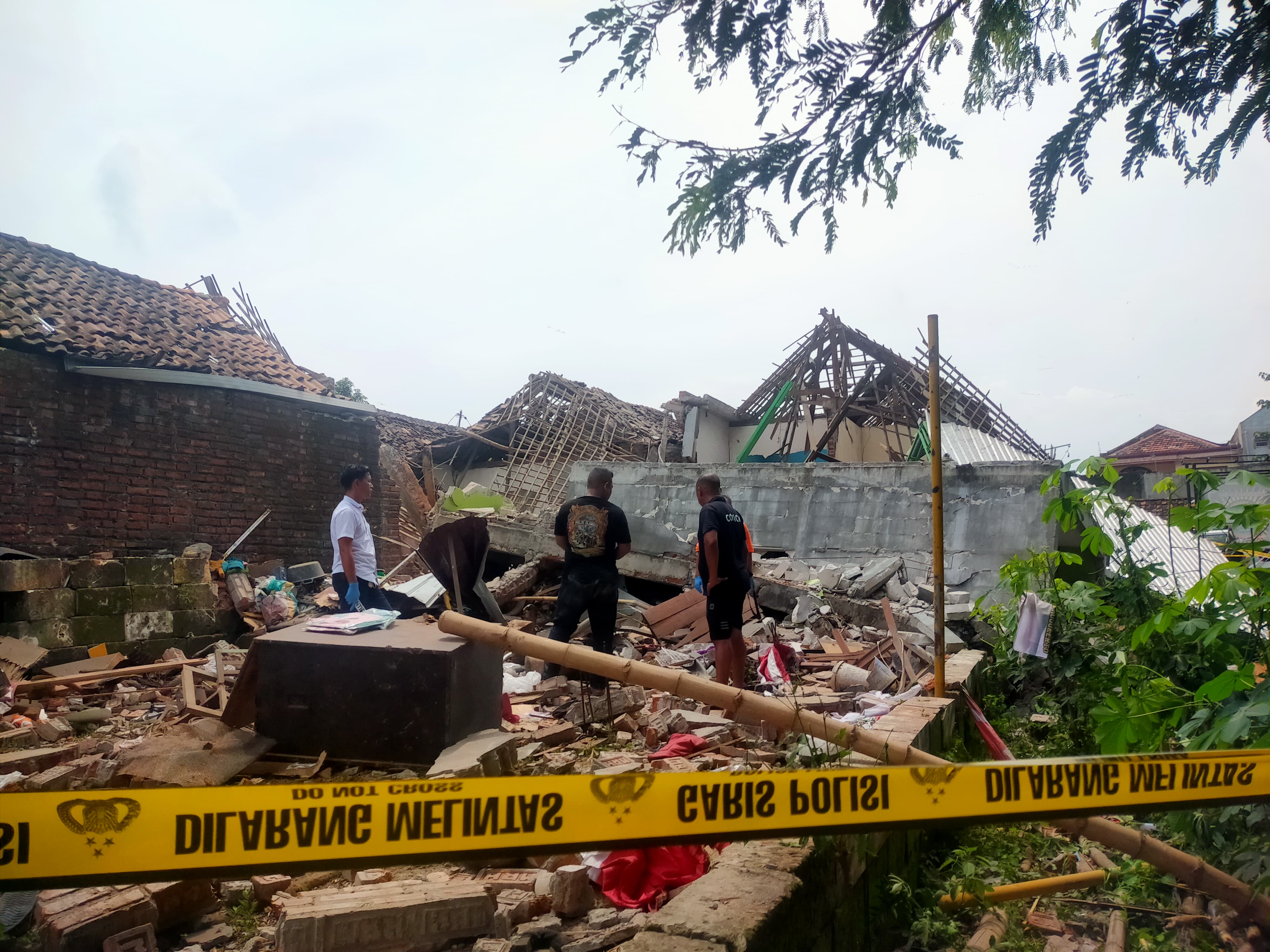 LULUH LANTAK: Warga bersama petugas berjibaku mengevakuasi korban ledakan di Dusun/Desa Sumolawang, Kecamatan Puri, Senin (13/1) pagi.