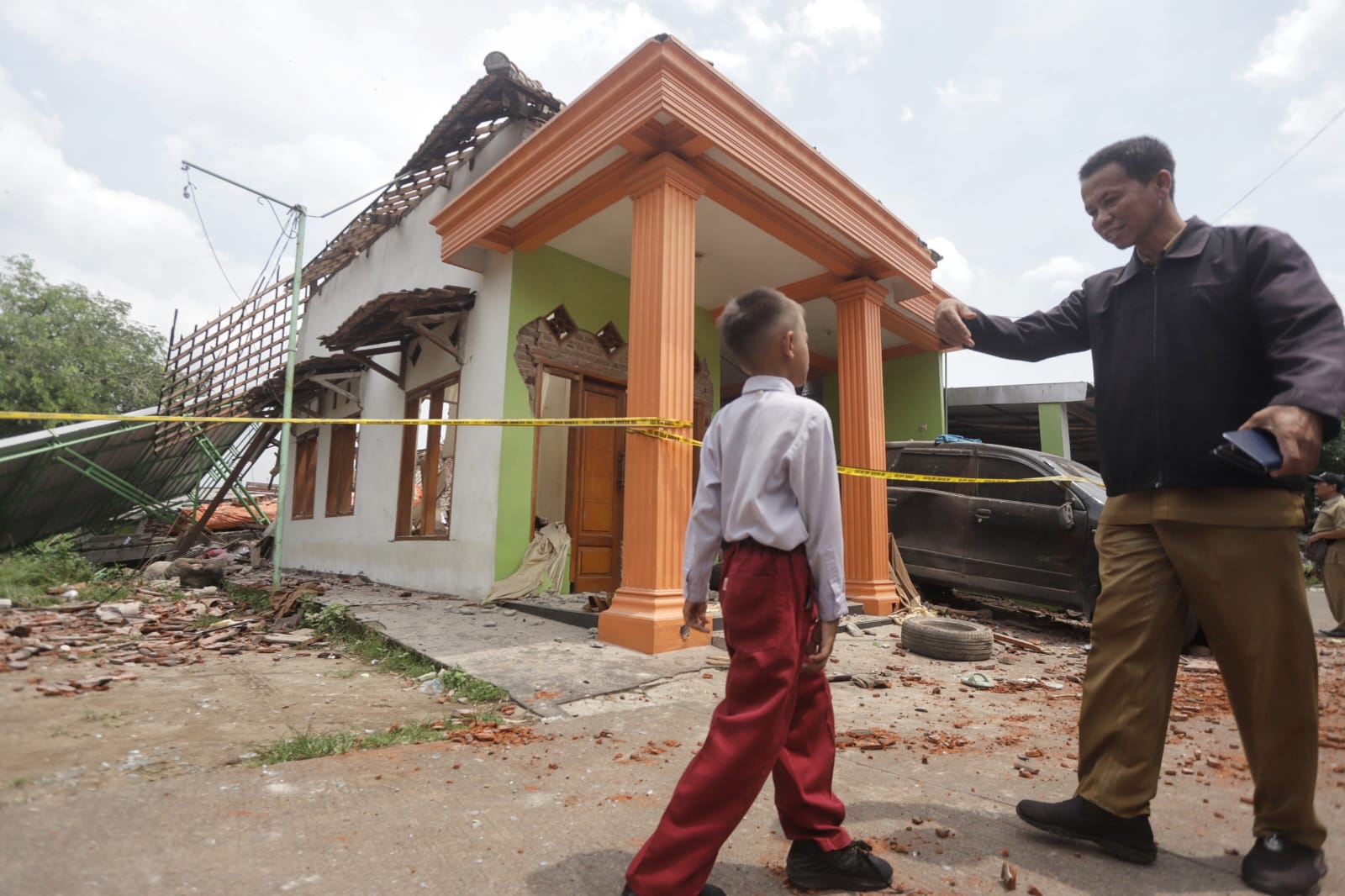 DISELIDIKI: Kondisi rumah Aipda Maryudi pasca ledakan terjadi pukul 09.00 WIB, Senin (13/1/2024). Polda Jatim kini tengah melakukan pendalaman untuk menyelidiki sumber ledakan.