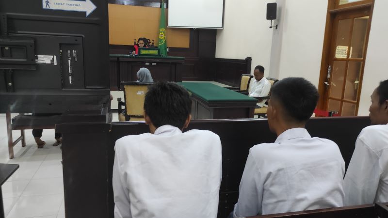TAK BERKUTIK: Didik Hariono, terdakwa pembacokan suadaranya sendiri menjalani sidang di Pengadilan Negeri Mojokerto kemarin.