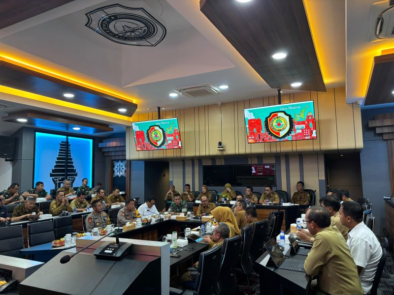 RAKOR: Sekdakab Mojokerto Teguh Gunarko pimpin rakor ketahanan pangan di ruang SBK Pemkab Mojokerto, kemarin (13/1).