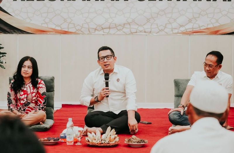 BERMUNAJAT: Pj Wali Kota Mojokerto Moh. Ali Kuncoro saat menghadiri tasyakuran atas rampungnya rehabilitasi kantor Kelurahan Sentanan bersama Ketua DPRD Ery Purwanti, Sekdakot Gaguk Tri Prasetyo,