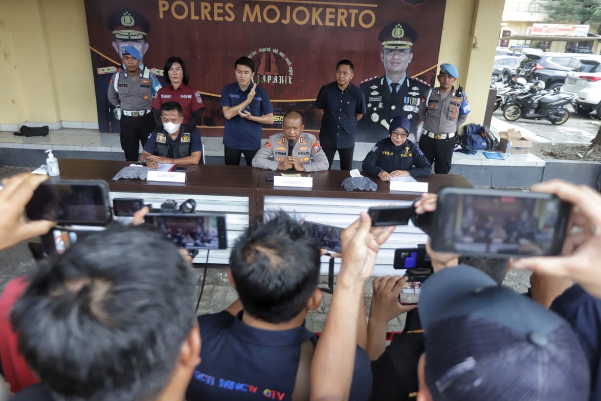 PERS RILIS: Kapolres Mojokerto AKBP Irham kusrtarto didampingi Dokpol dan Puslabfor Polda Jatim memberi keterangan pers terkait ledakan di rumah Aipda Maryudi, di mapolres Mojokerto, Selasa (14/1).