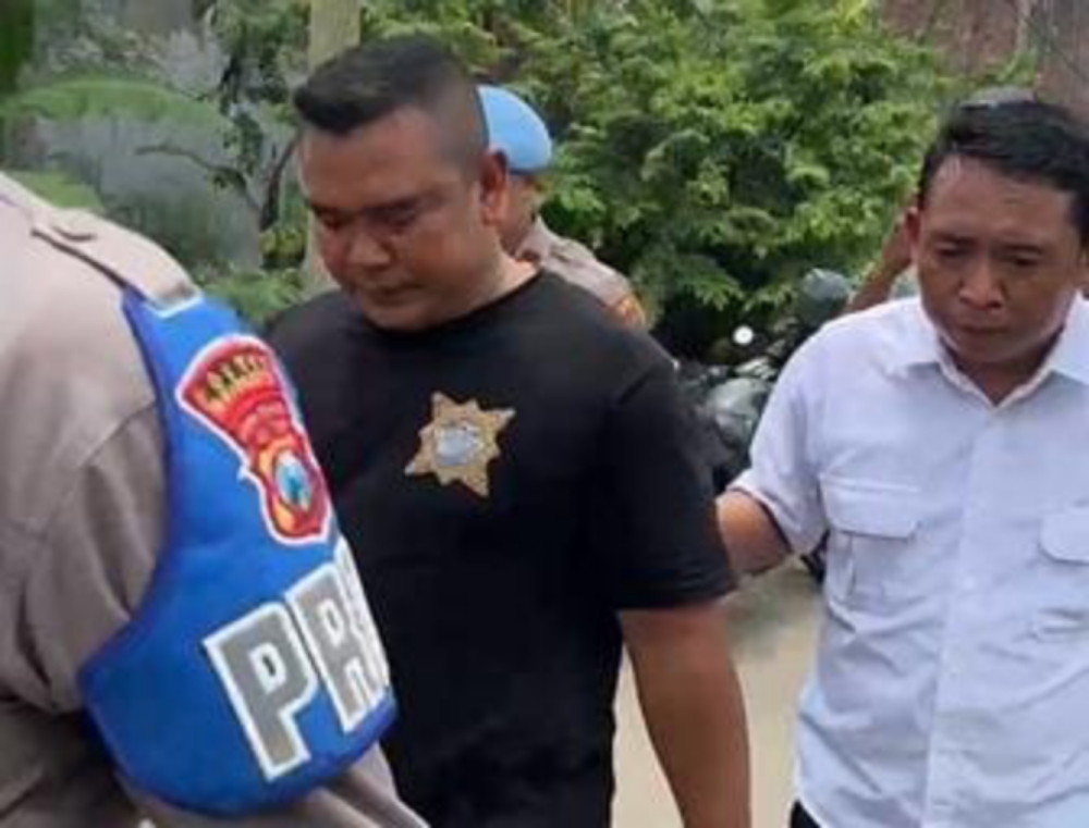 DIGELANDANG: Aipda Maryudi dikeler petugas Propam Polres Mojokerto pasca kejadian ledakan hebat, Senin (13/1) pagi.&nbsp;
