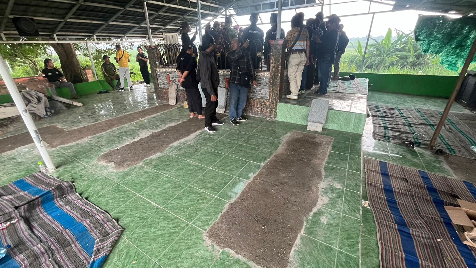 POLEMIK: Belasan makam palsu di komplek makam Mbah Sugo telah dibongkar warga lantaran dinilai menimbulkan polemik.