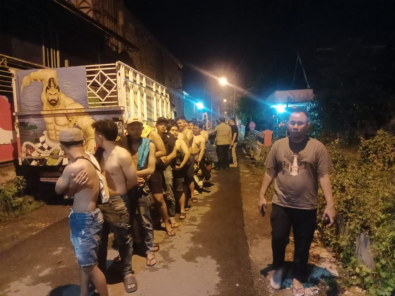 TERCIDUK: Sejumlah pelaku dan penonton balap liar diamankan petugas kepolisian, Senin (13/1) din hari.