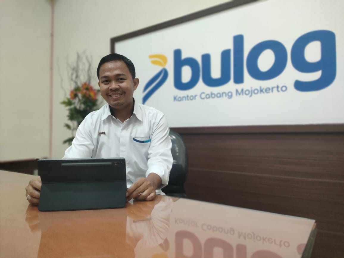 SWASEMBADA PANGAN: Pemimpin Cabang Perum BULOG Kantor Cabang Mojokerto Muhammad Husin langsung tancap gas dalam penyerapan hasil panen gabah petani sebagai komitmen dukungan Asta Cita Presiden Prabowo