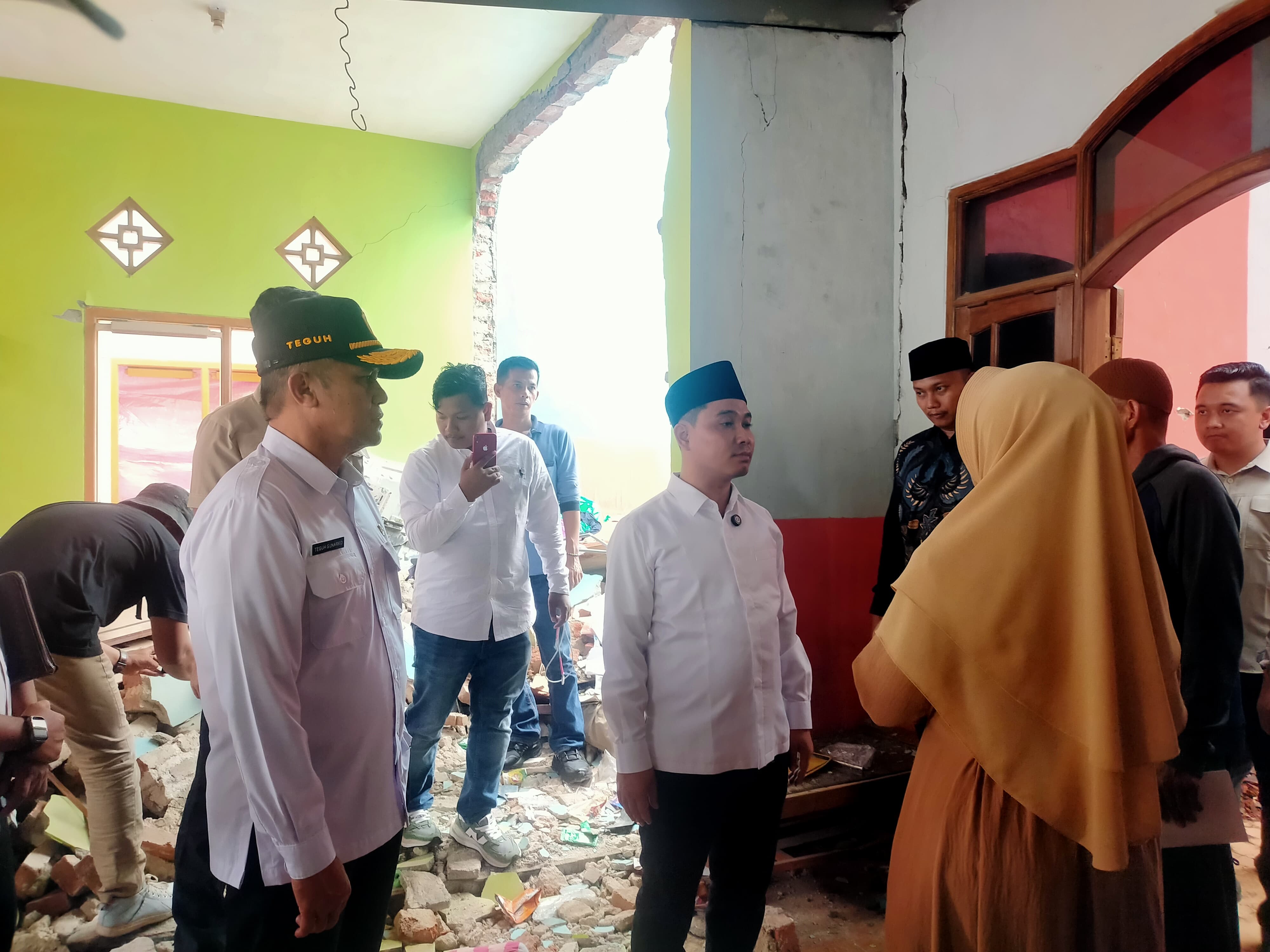 HADIR LANGSUNG: Wakil Bupati Mojokerto Muhammad Albarraa meninjau langsung TKP korban terdampak akibat peristiwa ledakan di rumah Aipda Maryudi di Dusun/Desa Sumolawang, Kecamatan Puri, Rabu (15/1).