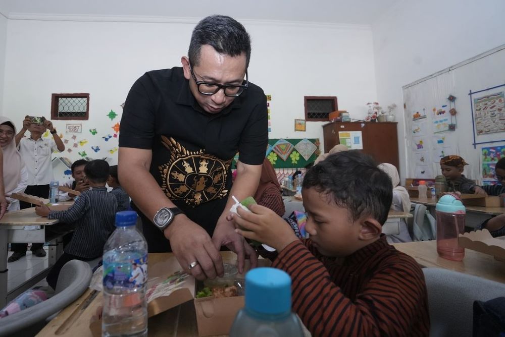 SEGERA DIMULAI: Pj Wali Kota Mojokerto Moh. Ali Kuncoro bersama Kepala Dikbud Ruby Hartoyo memantau uji coba pelaksanaan makan bergizi gratis di SDN Wates akhir tahun lalu.