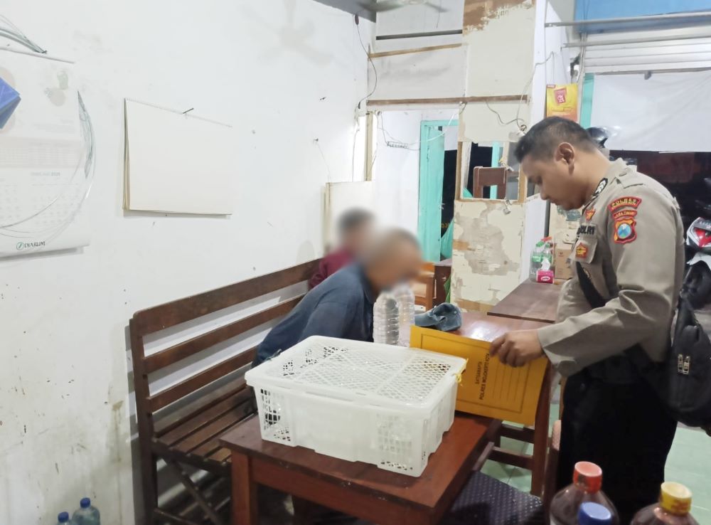 TIPIRING: Polisi menginterogasi dan menyita barang bukti miras dari warkop di Kelurahan Pulorejo, Kecamatan Prajurit Kulon, Kamis (16/1) malam.