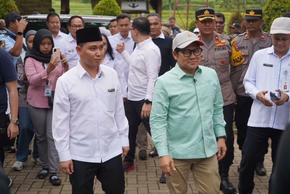 KAGUM: Menko PM Muhaimin Iskandar didampingi Wakil Bupati Muhammad Albarraa kagum atas pencapaian Desa Ketapanrame, Kecamatan Trawas di tengah kunjungan kerja, Kamis (16/1).