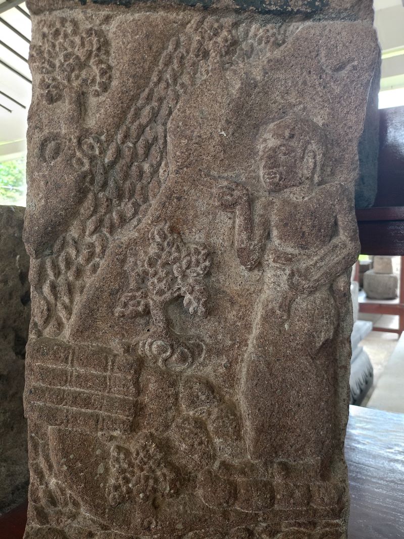 CATATAN SEJARAH: Panel relief Candi Minak Jinggo koleksi Museum PIM Trowulan yang menggambarkan tokoh melewati jembatan sederhana.
